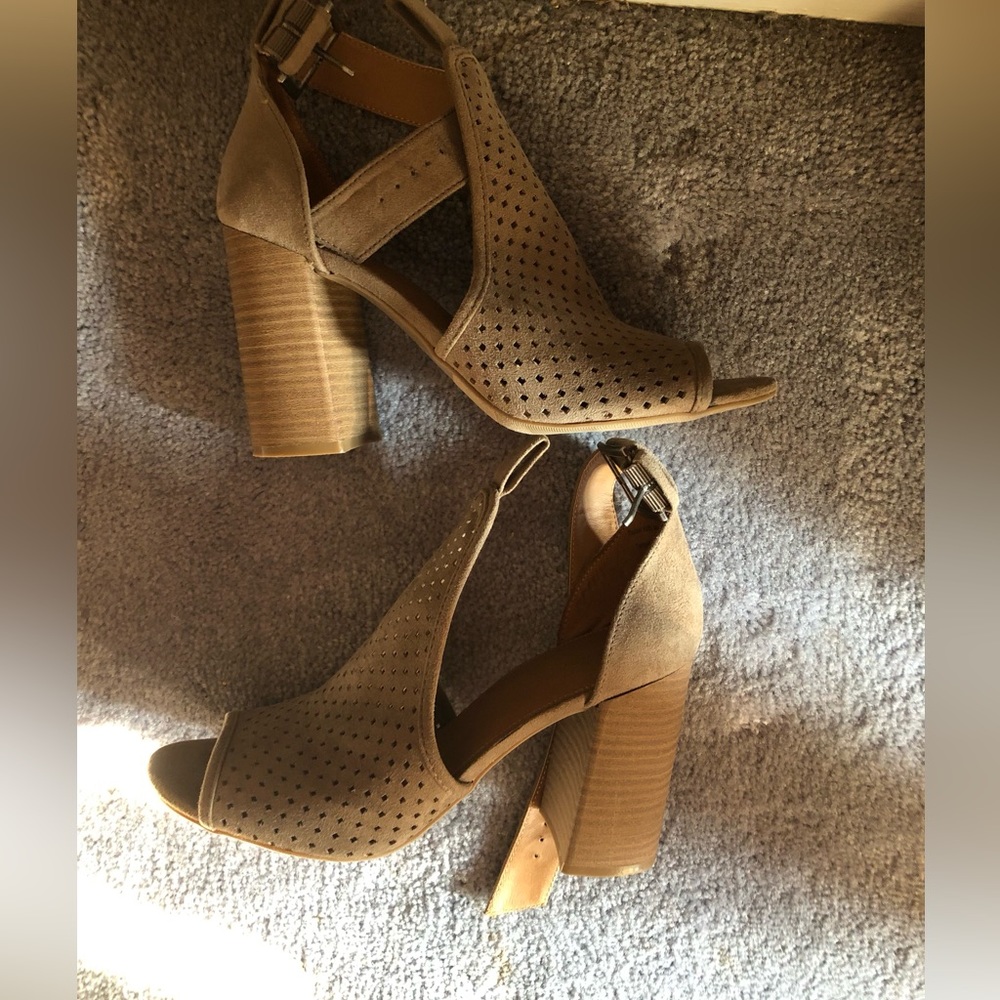 New Universal Thread Hannah Microsuede Laser Cut Block Heel Pumps Taupe Size 6.5